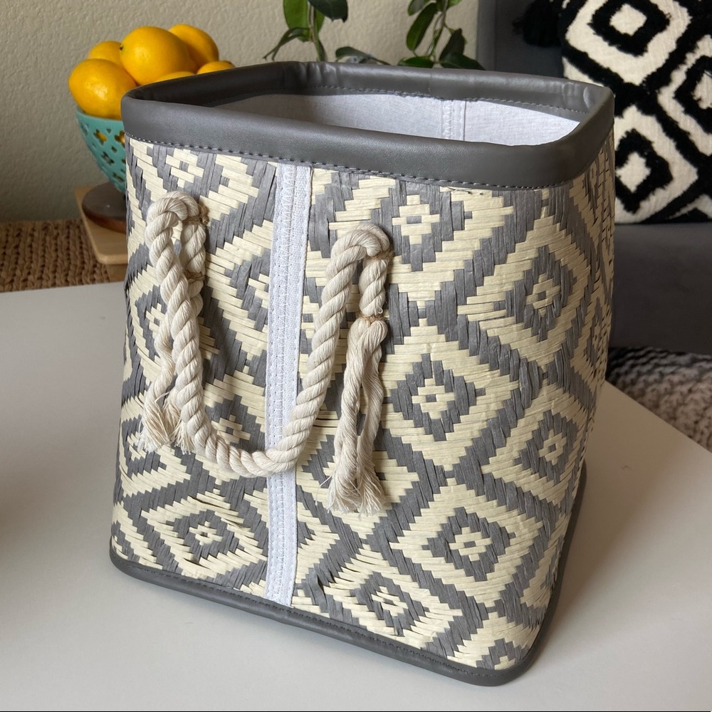 NWT Seagrass Woven Aztec Basket w/Rope Handles